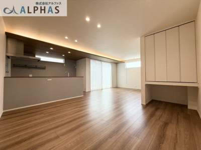 【居間・リビング】 | 加古川市野口町良野　築浅一戸建て | ◆リビング約24帖◆
収納スペースもあり♪
オシャレな間接照明付き♪
明るさも調整可能です♪