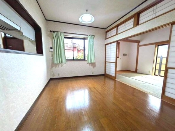 東金市一之袋　平屋中古戸建の居間・リビング|敷地約100坪  青森ヒバ材を使った百年住宅3LDK平屋 サンルーム縁側 自然豊かな環境