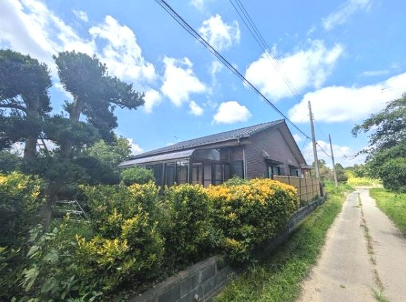 東金市一之袋　平屋中古戸建の外観|敷地約100坪  青森ヒバ材を使った百年住宅3LDK平屋 サンルーム縁側 自然豊かな環境
