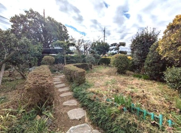 東金市一之袋　平屋中古戸建の庭|敷地約100坪  青森ヒバ材を使った百年住宅3LDK平屋 サンルーム縁側 自然豊かな環境