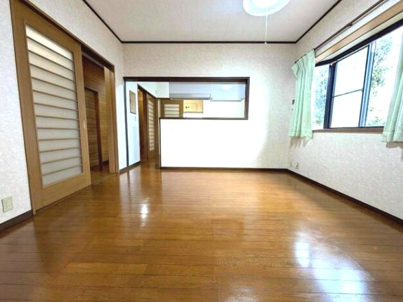 東金市一之袋　平屋中古戸建の居間・リビング|敷地約100坪  青森ヒバ材を使った百年住宅3LDK平屋 サンルーム縁側 自然豊かな環境