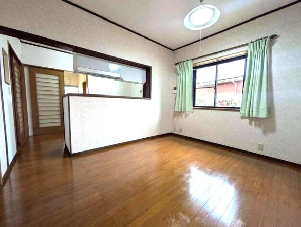 東金市一之袋　平屋中古戸建の居間・リビング|敷地約100坪  青森ヒバ材を使った百年住宅3LDK平屋 サンルーム縁側 自然豊かな環境