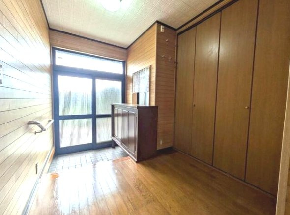 東金市一之袋　平屋中古戸建の玄関|敷地約100坪  青森ヒバ材を使った百年住宅3LDK平屋 サンルーム縁側 自然豊かな環境