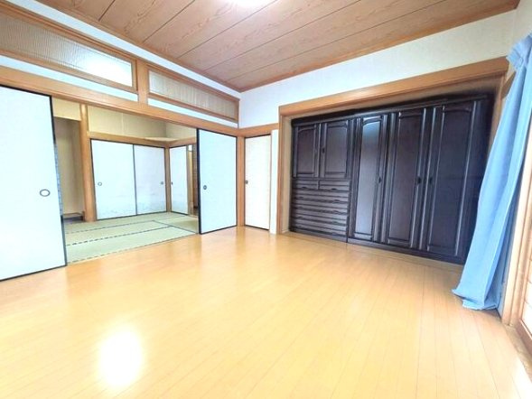 東金市一之袋　平屋中古戸建の居間・リビング|敷地約100坪  青森ヒバ材を使った百年住宅3LDK平屋 サンルーム縁側 自然豊かな環境