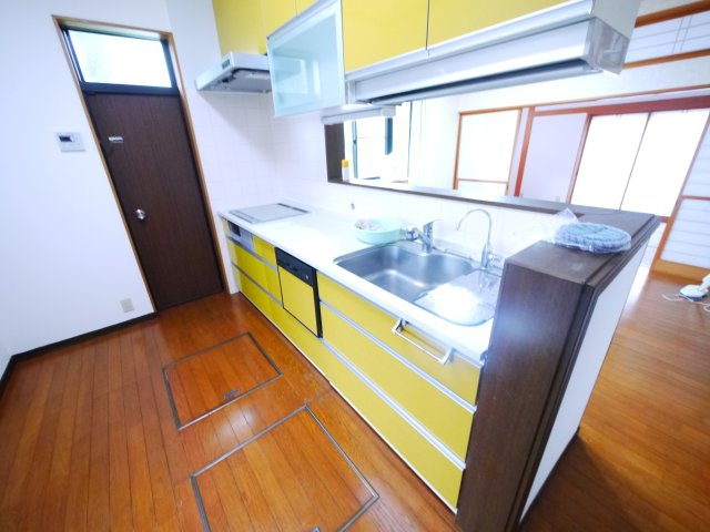 東金市一之袋　平屋中古戸建の居間・リビング|敷地約100坪  青森ヒバ材を使った百年住宅3LDK平屋 サンルーム縁側 自然豊かな環境