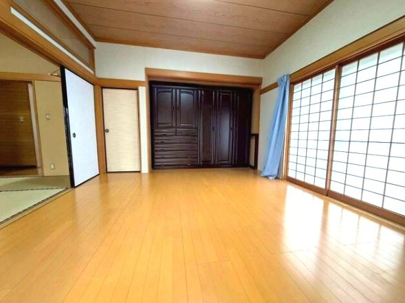 東金市一之袋　平屋中古戸建の居間・リビング|敷地約100坪  青森ヒバ材を使った百年住宅3LDK平屋 サンルーム縁側 自然豊かな環境