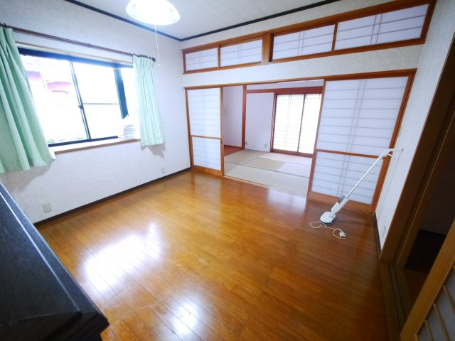 東金市一之袋　平屋中古戸建の居間・リビング|敷地約100坪  青森ヒバ材を使った百年住宅3LDK平屋 サンルーム縁側 自然豊かな環境