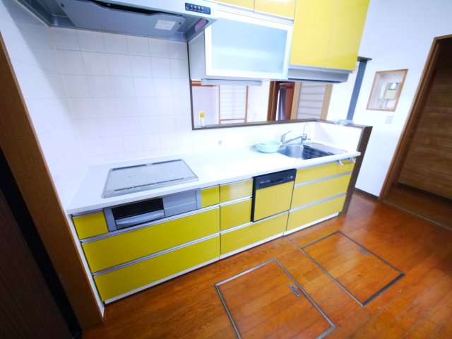 東金市一之袋　平屋中古戸建のキッチン|敷地約100坪  青森ヒバ材を使った百年住宅3LDK平屋 サンルーム縁側 自然豊かな環境