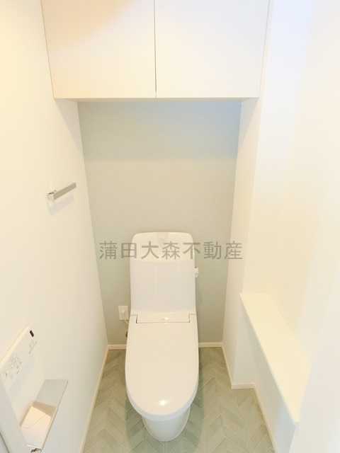 クレヴィアリグゼ蒲田西のトイレ|棚収納と温水洗浄便座付きのトイレ