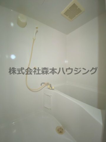 【浴室】 | 　カサベルデ一柳 | ※同タイプ別室の写真を使用しています。
　設備内容や色調など相違がある場合は実際のお部屋の現状優先となります。