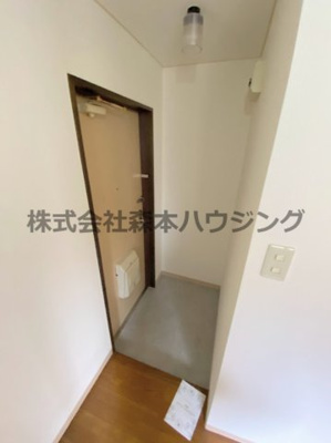 【玄関】 | 　カサベルデ一柳 | ※同タイプ別室の写真を使用しています。
　設備内容や色調など相違がある場合は実際のお部屋の現状優先となります。