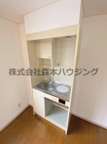 【キッチン】 | 　カサベルデ一柳 | ※同タイプ別室の写真を使用しています。
　設備内容や色調など相違がある場合は実際のお部屋の現状優先となります。