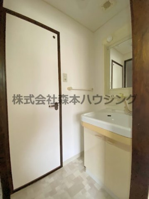 【洗面所】 | 　カサベルデ一柳 | ※同タイプ別室の写真を使用しています。
　設備内容や色調など相違がある場合は実際のお部屋の現状優先となります。