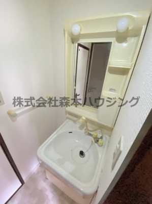 【独立洗面台】 | 　カサベルデ一柳 | ※同タイプ別室の写真を使用しています。
　設備内容や色調など相違がある場合は実際のお部屋の現状優先となります。