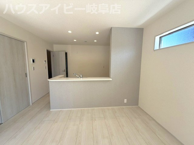 岐阜市東鶉新築建売全5棟！コンパクトサイズの3LDK！価格もお買い求めやすく♪リビングエアコン付き！の居間・リビング|岐阜市東鶉新築建売全5棟！コンパクトサイズの3LDK！価格もお買い求めやすくなってます♪リビングエアコン付き！