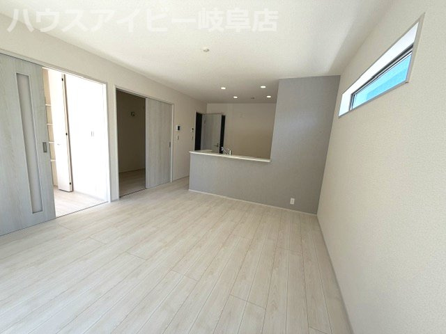 岐阜市東鶉新築建売全5棟！コンパクトサイズの3LDK！価格もお買い求めやすく♪リビングエアコン付き！の居間・リビング|岐阜市東鶉新築建売全5棟！コンパクトサイズの3LDK！価格もお買い求めやすくなってます♪リビングエアコン付き！