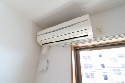 【設備】 | アドラブール | エアコン　※別部屋参考写真です