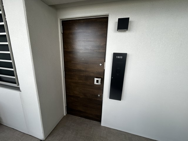 プレサンスロジェ我如古ヴォールタワーの玄関