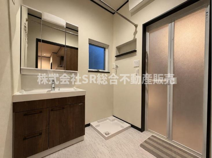 稲田本町1丁目中古戸建の脱衣所|室内洗濯機置場、3面鏡・シャワー付き独立洗面台有♪清潔感のある脱衣場です！