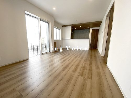 【仲介手数料０円】厚木市妻田日田3丁目5期　新築一戸建て　D号棟　全8棟の居間・リビング|厚木市妻田日田3丁目5期　新築一戸建て　D号棟　全8棟