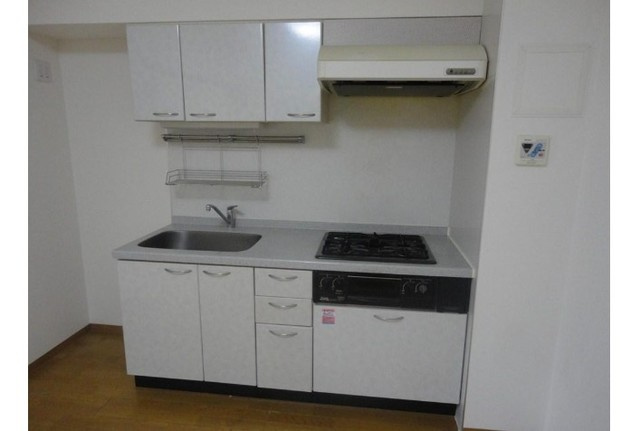 銀座レジデンス参番館のキッチン|コンパクトなキッチンで掃除もラクラク