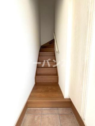 東村山市萩山町４丁目のアパートの玄関