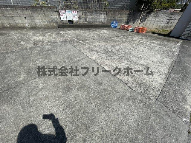 三鷹市井の頭２丁目のアパートの駐車場