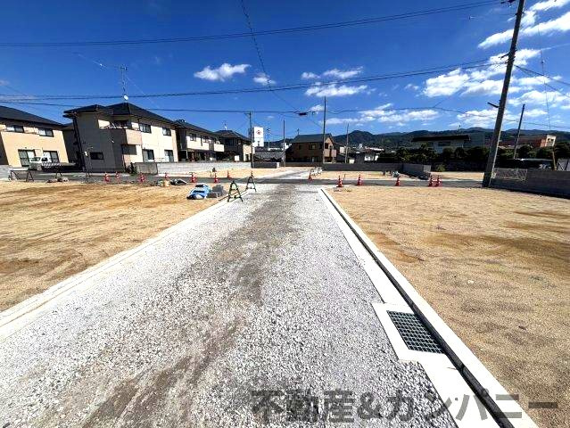 伊予市尾崎のおトチ11号地　伊予市尾崎の売土地の前面道路含む現地写真|前面道路含む現地写真です