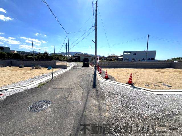 伊予市尾崎のおトチ11号地　伊予市尾崎の売土地の前面道路含む現地写真|前面道路含む現地写真です