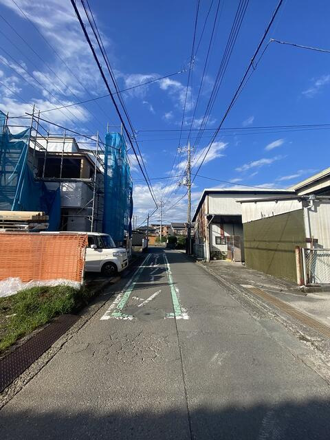 裾野市茶畑の新築一戸建の前面道路含む現地写真