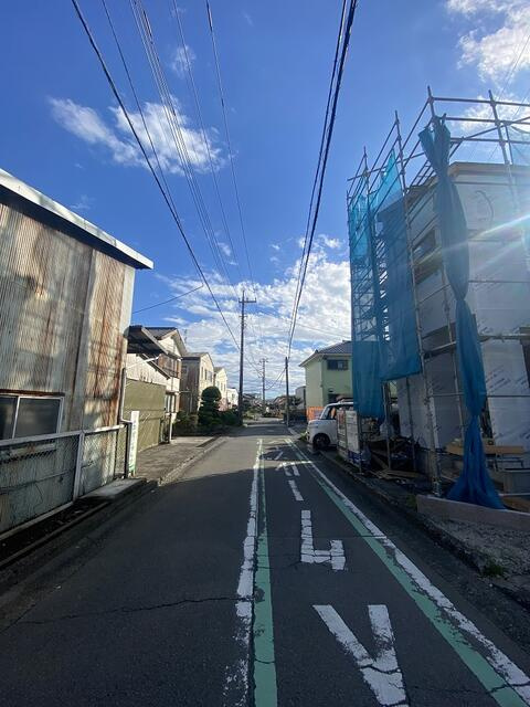 裾野市茶畑の新築一戸建の前面道路含む現地写真