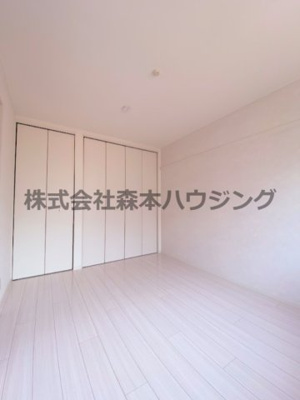 【寝室】 | 　ヴェヌスタ郡津 | 落ち着いて過ごせるお部屋なので、寝室にいかがでしょうか