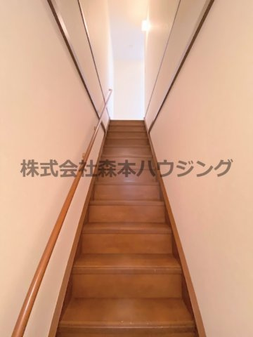 【内装】 | 　ヴェヌスタ郡津 | 室内階段部分です