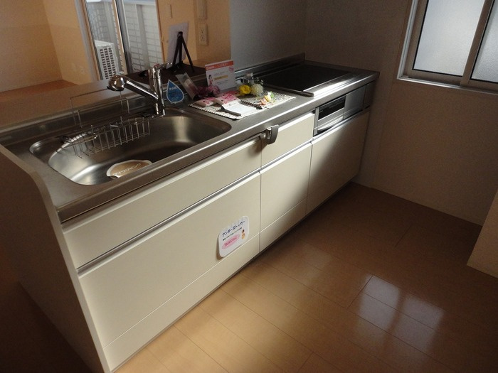 グリーンコートB棟 B棟のキッチン|対面キッチン