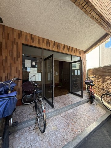 森岡ハイツのエントランス