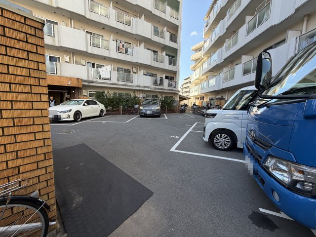 森岡ハイツの駐車場
