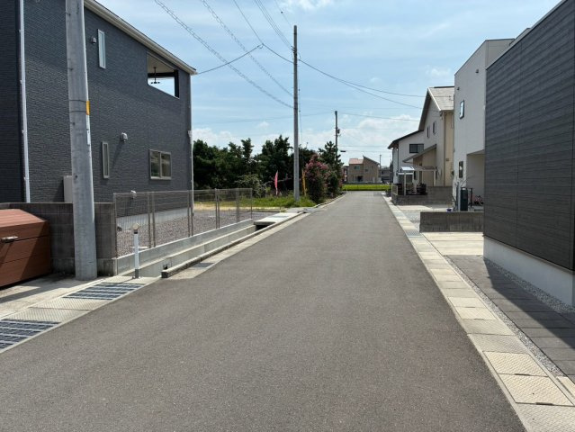 丸亀市津森町　新築戸建の前面道路含む現地写真
