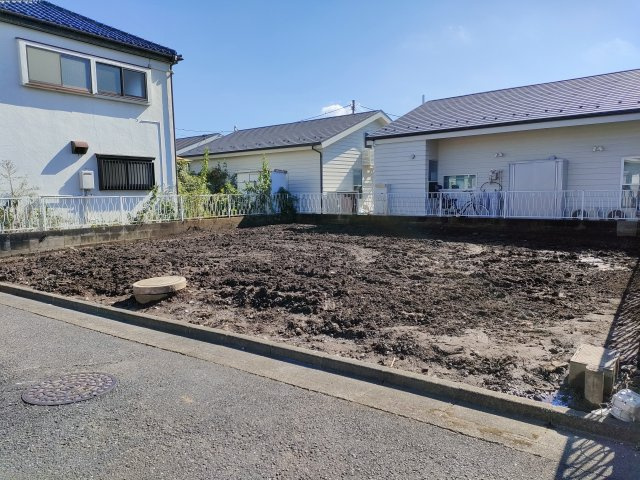 瑞穂町むさし野2丁目　売土地の外観|敷地を斜めから撮影。道路に接する間口は約12mあります。