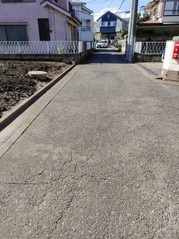 瑞穂町むさし野2丁目　売土地の周辺|前面道路の様子。写真左側が対象敷地です。