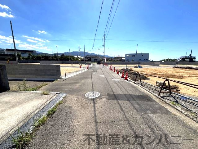 伊予市尾崎のおトチ17号地　伊予市尾崎の売土地の前面道路含む現地写真|前面道路含む現地写真です