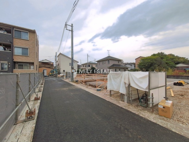 草加市草加2丁目 新築分譲住宅 全4棟 2号棟の前面道路含む現地写真