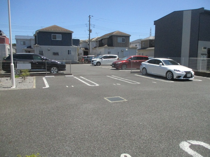 ハピネス Ⅱの駐車場|車をお持ちの方に嬉しい駐車場付きの物件です