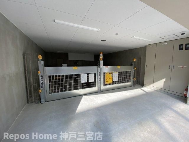 セレニテ神戸元町プリエの駐車場