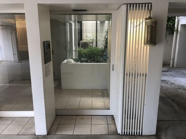 名古屋市瑞穂区膳棚町１丁目の賃貸マンションのエントランス