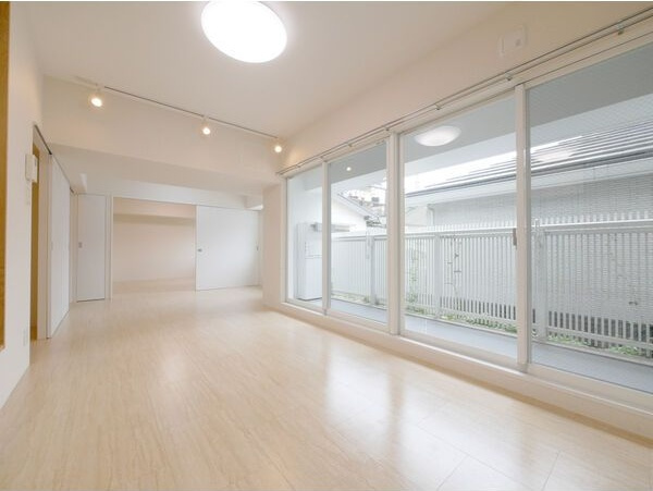 名古屋市瑞穂区膳棚町１丁目の賃貸マンションの居間・リビング