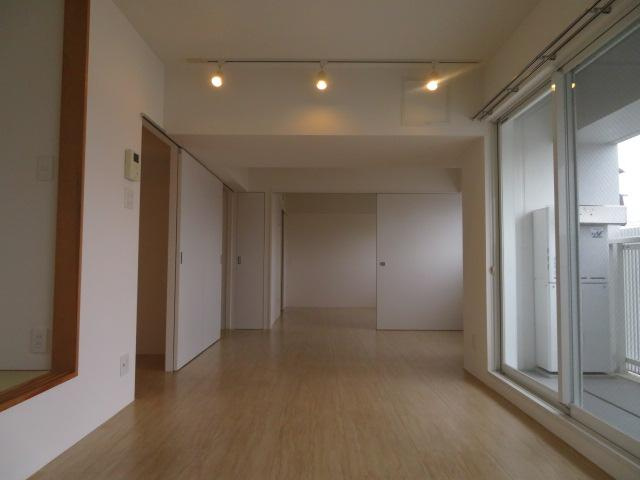 名古屋市瑞穂区膳棚町１丁目の賃貸マンションの居間・リビング