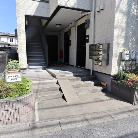 シャルマン東川口のエントランス