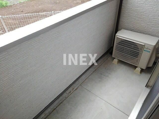 横浜市中区本郷町３丁目のアパートのバルコニー