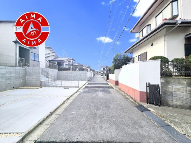 S・福岡市南区弥永3丁目第1-3棟（3号棟）の前面道路含む現地写真|前面道路は閑静な住宅地をはしる車通りの少ない道路。お車の出し入れが苦手なママや小さなお子様にも安心ですね。しっかり舗装もされているので、ベビーカーや自転車で通っても快適に通行できます。