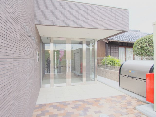 リバレイン東原のエントランス